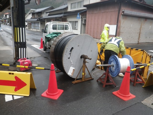 地下光ケーブル布設作業 