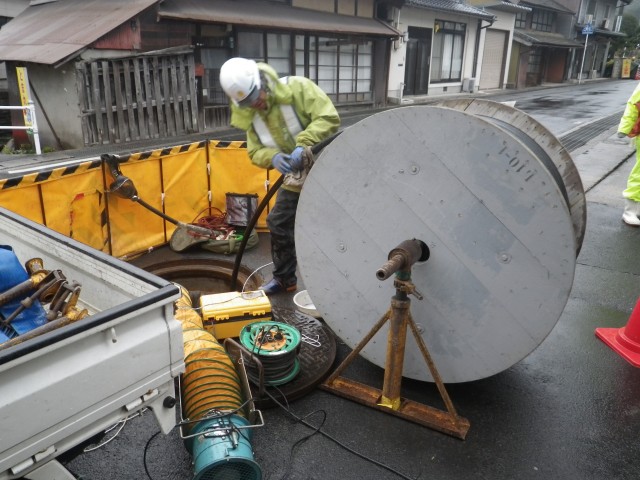 地下光ケーブル布設作業 