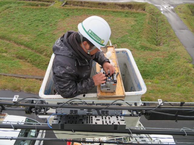 架空光ケーブル接続作業